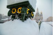 Петербург за два дня накрыла треть месячной нормы осадков. Как убирают снег на улицах города - в фотоотчете 