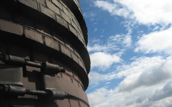 Демонтаж дымовой трубы котельной. Освидетельствование дымовых труб котельной. Оператор котельной. Кирпичные трубы котельных. Торкретирование дымовых труб.